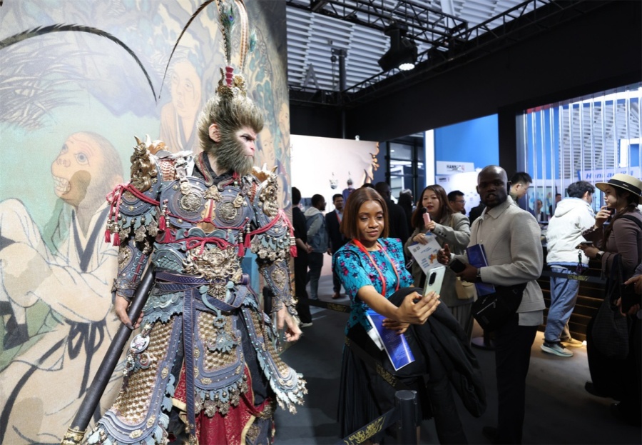 11月6日、「黒神話：悟空」の展示ブースで自撮りする來賓。 撮影?鄒紅（中國日?qǐng)?bào)記者）