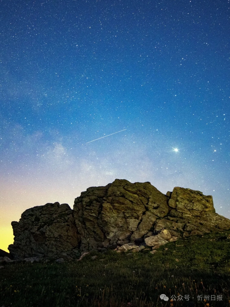五臺山山頂にある地質(zhì)年代の寒冷な気候の中で物理的風(fēng)化によってできた「牛心石」（撮影?楊國軍）。
