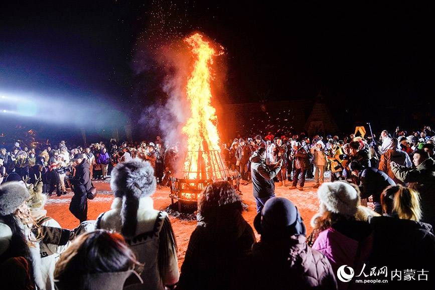 11月6日、夜空の下で開催されたロマンチックなキャンプファイヤーパーティー（寫真提供?根河市文化観光ラジオテレビ局）。