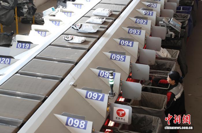 寧夏回族自治區(qū)銀川市賀蘭県の順豊（SFエクスプレス）仕分けセンターで、巡回點検を行う作業(yè)員（11月6日撮影?于晶）。