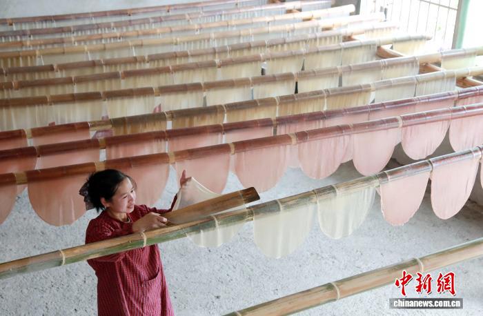 まもなく立冬、天日干し作業(yè)もピークに　広西?三江侗郷