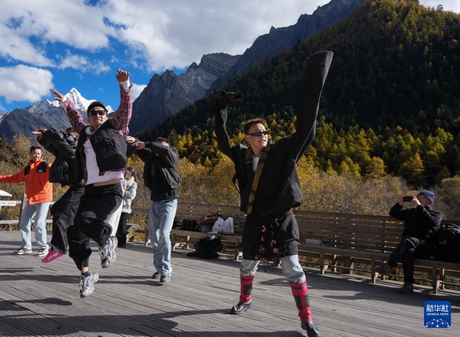 雄大さと美しさを兼ね備えた秋の稲城亜丁景勝地　四川省