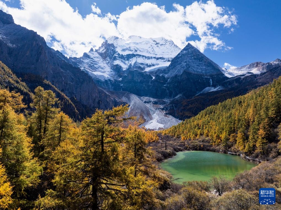 雄大さと美しさを兼ね備えた秋の稲城亜丁景勝地　四川省