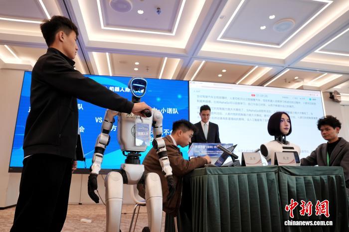 11月9日、北京?亦荘で開催された第1回中國（國際）ロボットディベート大會(huì)決勝戦。優(yōu)勝?zèng)Q定戦で肯定側(cè)として主張を述べる湖北大學(xué)チームのロボット選手（左）は、最終的に準(zhǔn)優(yōu)勝を果たした。撮影?張祥毅