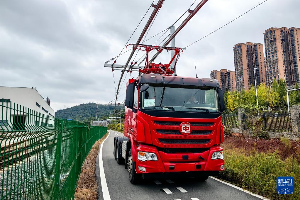 電気化された道路を走る大型トラックが10月21日、中車株機(jī)公司の電気化道路実証路線で試験運(yùn)行を行った。