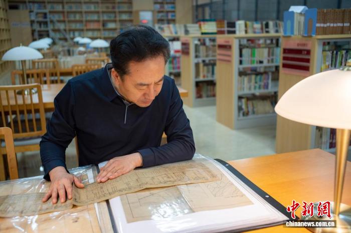 荘鵬氏とその収集した梅集鉄道の設(shè)計図（撮影?宋暁林）