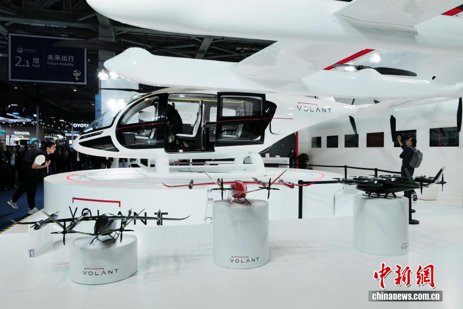 自動車?スマートモビリティ展示館で、沃蘭特（VOLANT）のフルサイズeVTOL（電動垂直離著陸機）VE25-100の模型をスマホで撮影する男性（11月9日撮影?殷立勤）。