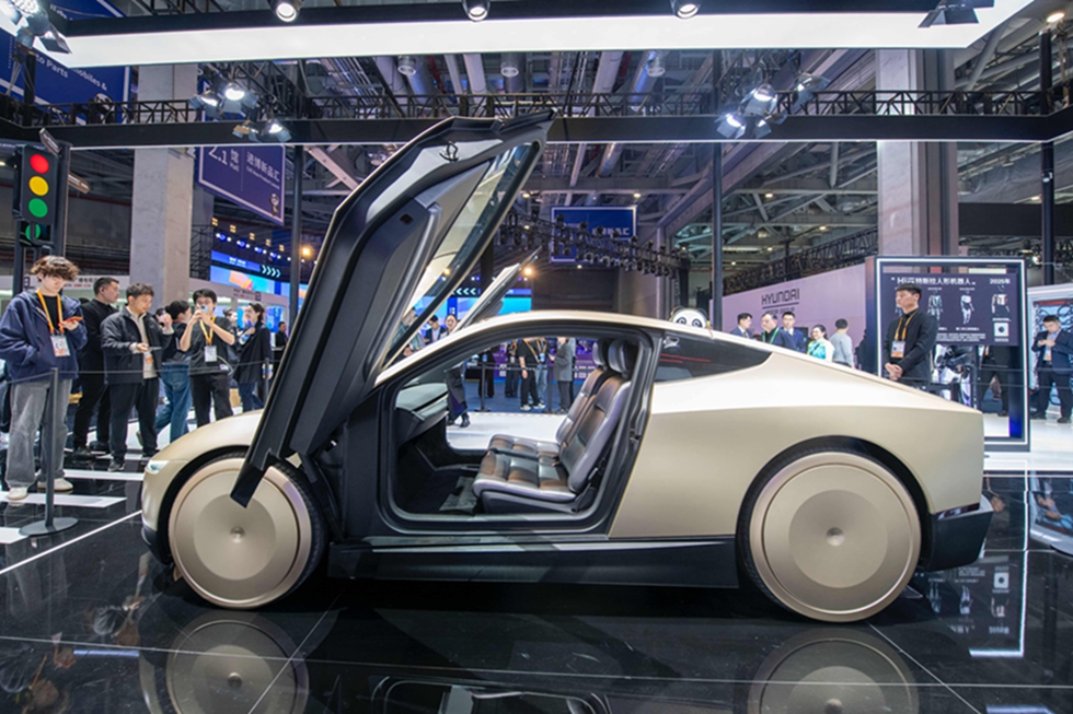 第8回輸入博の自動(dòng)車?スマートモビリティ展示エリアでは、ハンドルもペダルもない米テスラの自動(dòng)運(yùn)転電気自動(dòng)車「サイバーキャブ」がアジア太平洋地域で初公開(kāi)された。（撮影?翁奇羽）