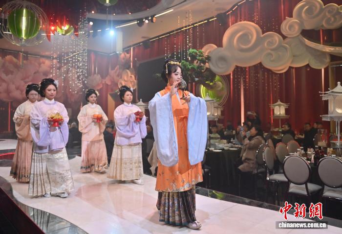 吉林省長(zhǎng)春市で行われた結(jié)婚式で、香爐を持って入場(chǎng)する任鴻洋さん（寫真右、11月9日撮影?張瑤）。