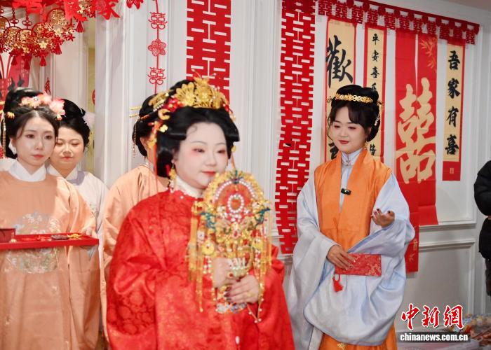 中國スタイルの結婚式を通じて中國の伝統を紹介するブライズメイド