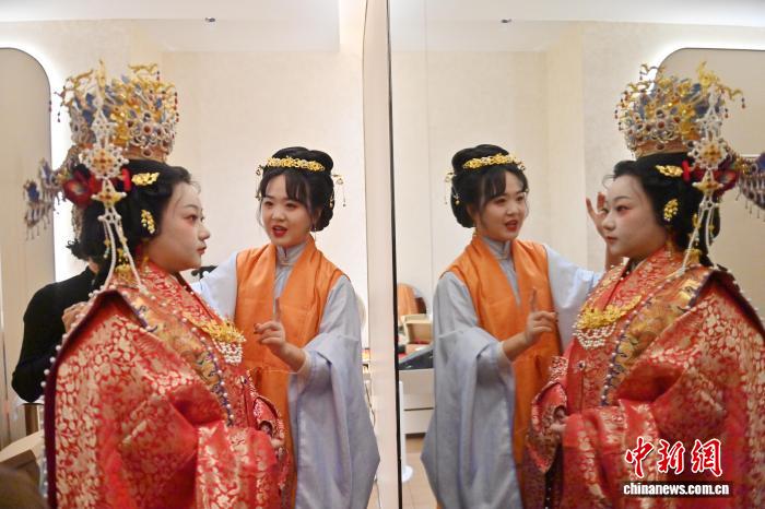 中國(guó)スタイルの結(jié)婚式を通じて中國(guó)の伝統(tǒng)を紹介するブライズメイド