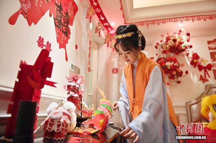 中國スタイルの結(jié)婚式を通じて中國の伝統(tǒng)を紹介するブライズメイド