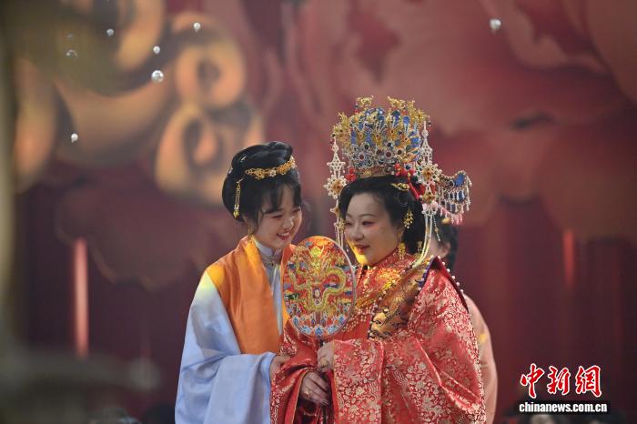 中國(guó)スタイルの結(jié)婚式を通じて中國(guó)の伝統(tǒng)を紹介するブライズメイド