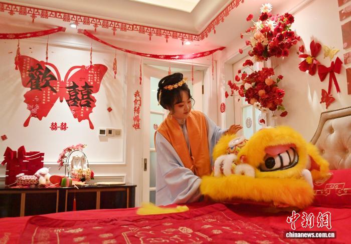 中國スタイルの結(jié)婚式を通じて中國の伝統(tǒng)を紹介するブライズメイド