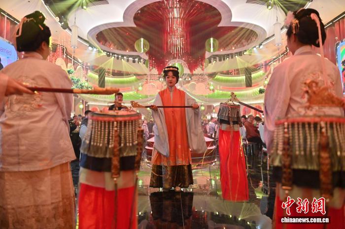 中國スタイルの結(jié)婚式を通じて中國の伝統(tǒng)を紹介するブライズメイド