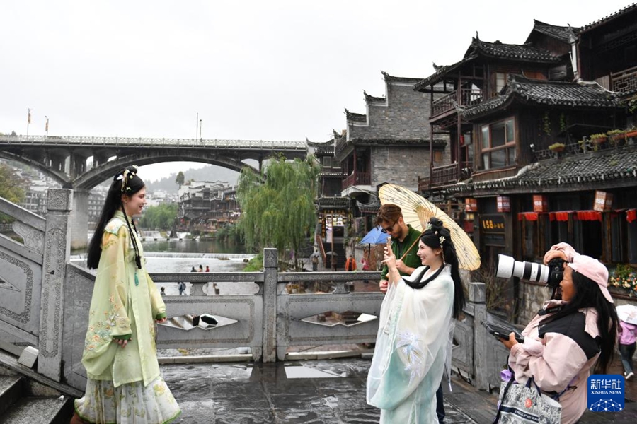 特色ある旅行寫真サービスで観光客を魅了する湖南省鳳凰古城