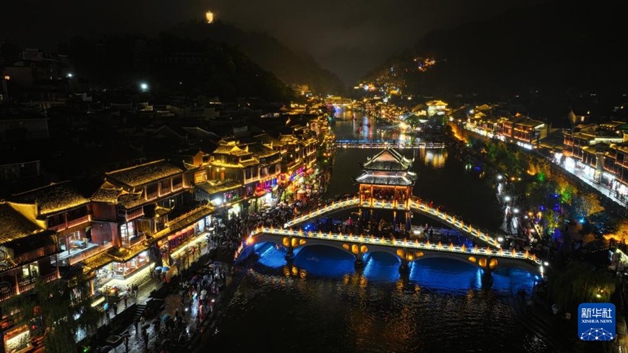 特色ある旅行寫真サービスで観光客を魅了する湖南省鳳凰古城