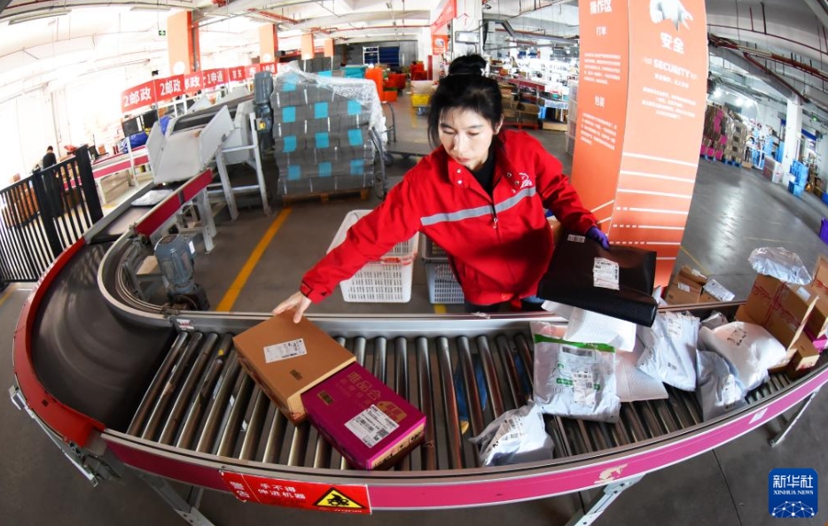 江蘇省連雲(yún)港市海州區(qū)にある天馬Eコマース産業(yè)園で、受注商品を発送する作業(yè)員（11月10日撮影?耿玉和）。