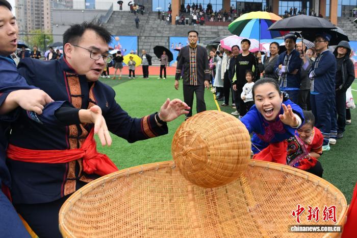 伝統(tǒng)的なスポーツ「竹球」を楽しむ人々　広西?羅城