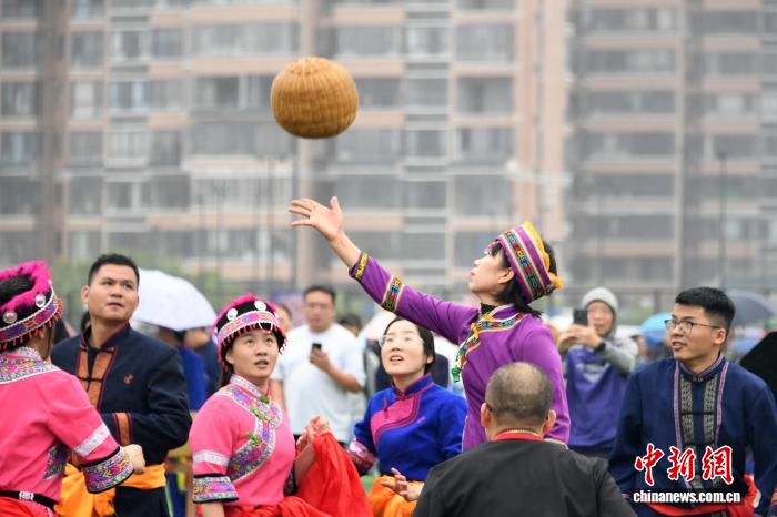 伝統(tǒng)的なスポーツ「竹球」を楽しむ人々　広西?羅城