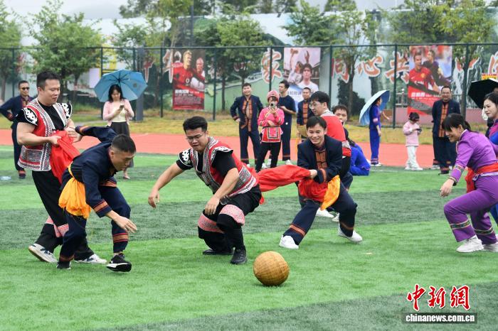 伝統(tǒng)的なスポーツ「竹球」を楽しむ人々　広西?羅城