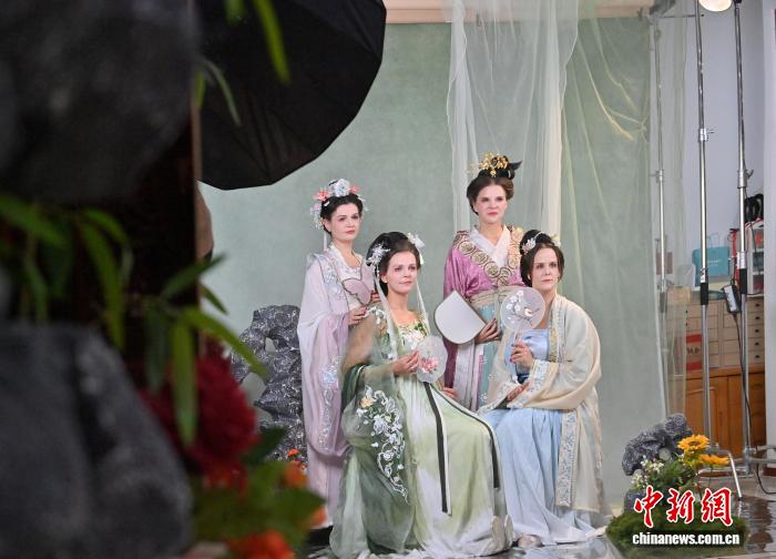 吉林省長(zhǎng)春市にある漢服體験館で、美しい漢服を著て記念寫真を撮影するドイツからの観光客（11月9日撮影?張瑤）。