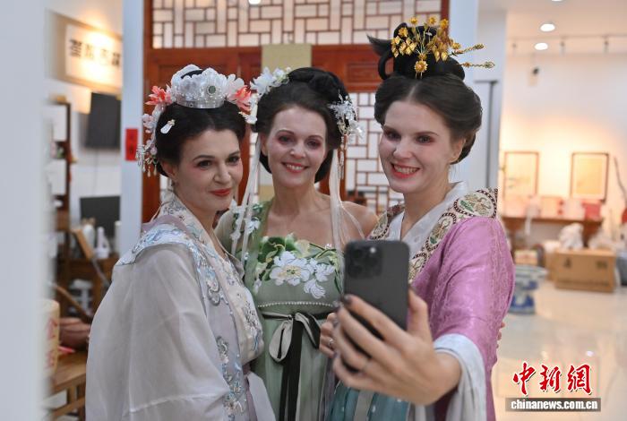 外國(guó)人観光客にも人気集める漢服撮影　吉林省長(zhǎng)春