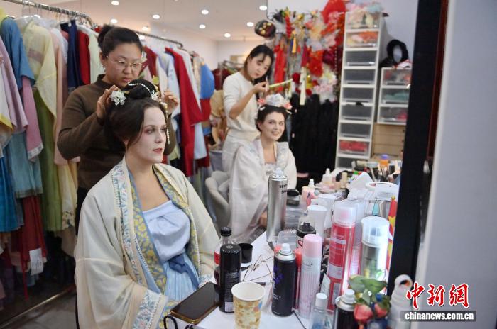 外國(guó)人観光客にも人気集める漢服撮影　吉林省長(zhǎng)春