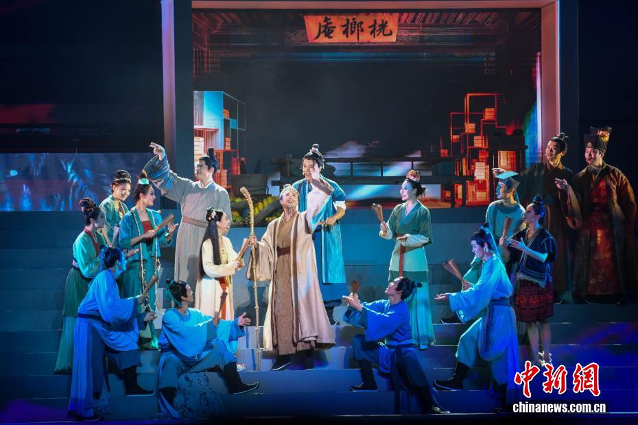 海南省澄邁で初演を迎えた第3回中國（海南）東坡文化観光大會(huì)のオープニング公演となる中國初のAIコンセプト國風(fēng)ミュージカル「心安東坡」（11月8日撮影?駱雲(yún)飛）。