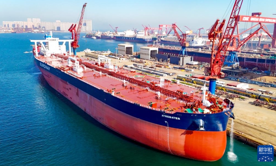 青島西海岸新區(qū)で引き渡しが行われたアンモニア燃料超大型原油タンカー（11月10日、ドローンによる撮影?張進(jìn)剛）。