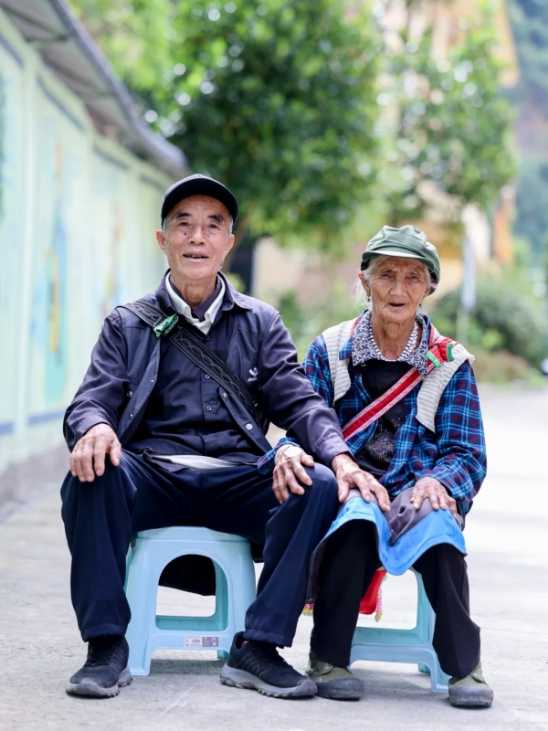 笑みを浮かべて撮影した老夫婦。