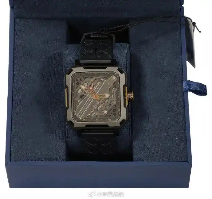 空母「福建」の就役記念腕時計(jì)（畫像は「中國船舶集団」の微博公式アカウントから）。