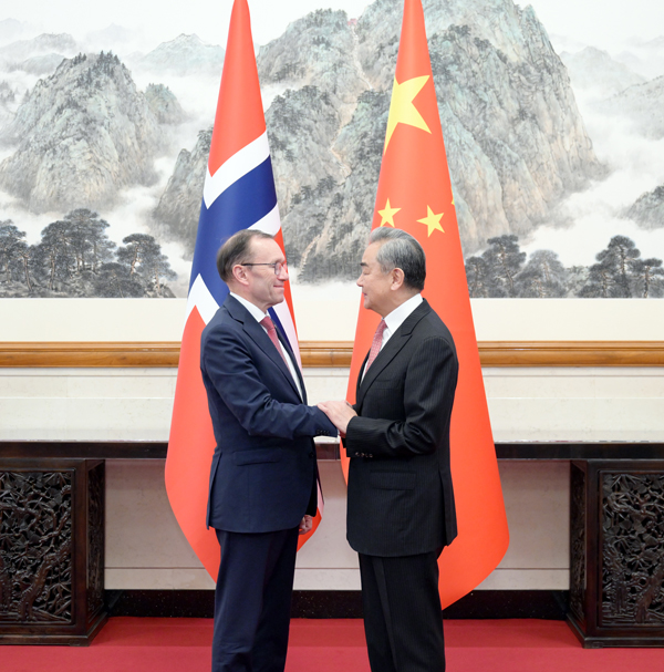 中國とノルウェーの外相が會談