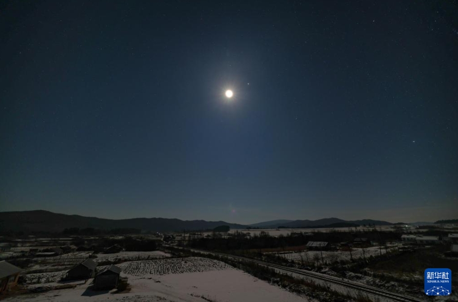 黒竜江省伊春市伊美區(qū)で撮影された「雙星伴月」（11月11日撮影?李佳星）。