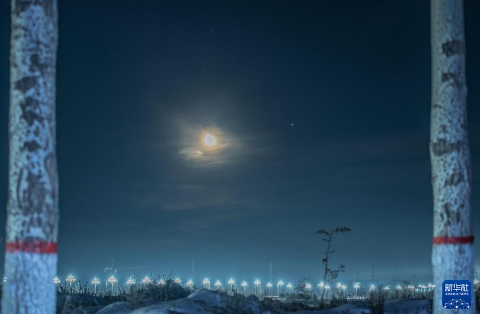 月と惑星と星が一列に並ぶ天文ショー「雙星伴月」　黒竜江省