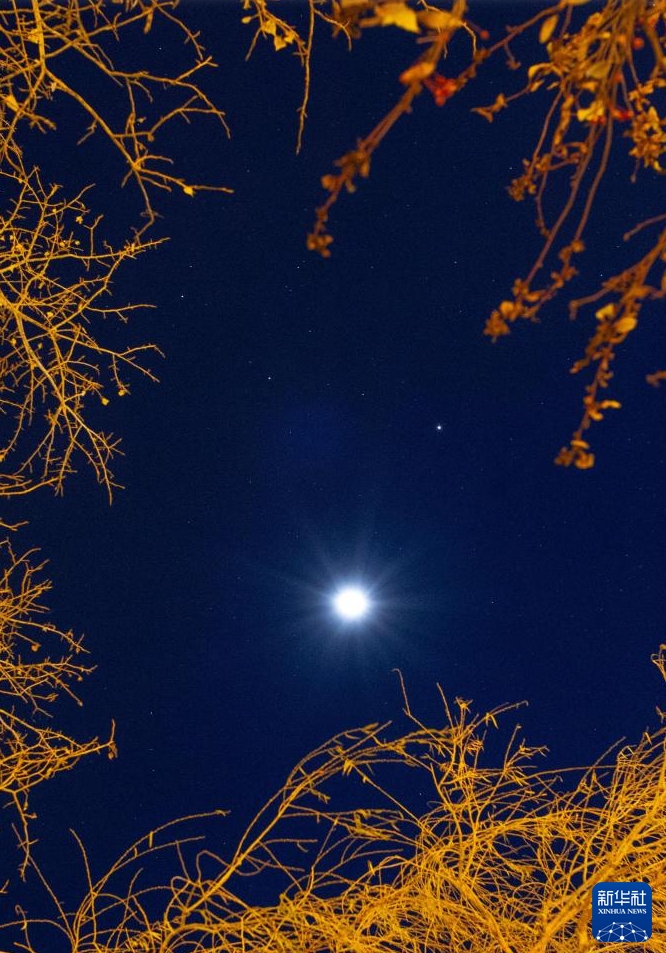 月と惑星と星が一列に並ぶ天文ショー「雙星伴月」　黒竜江省