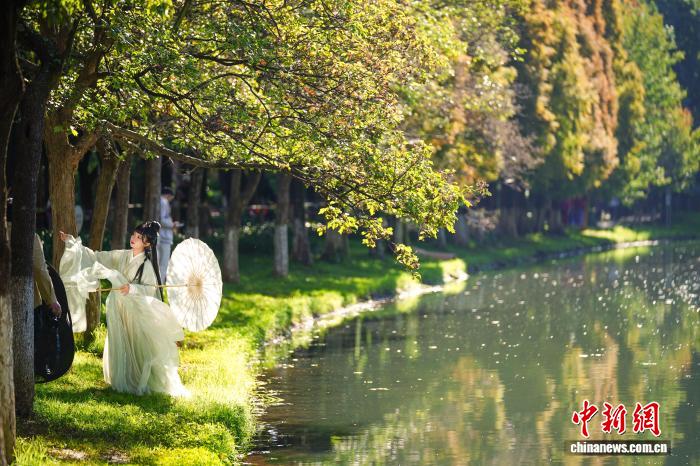 昆明の初冬の溫もりを満喫する人々　雲(yún)南省