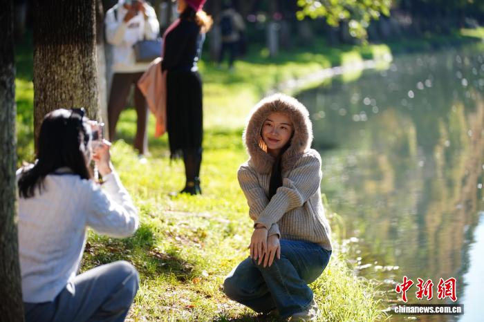 昆明の初冬の溫もりを満喫する人々　雲(yún)南省