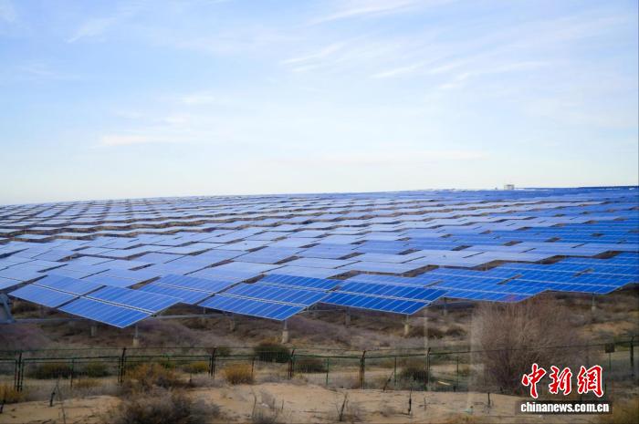 內(nèi)蒙古?庫(kù)布斉砂漠鄂爾多斯中北部新エネルギー拠點(diǎn)。（畫(huà)像提供：主催者）