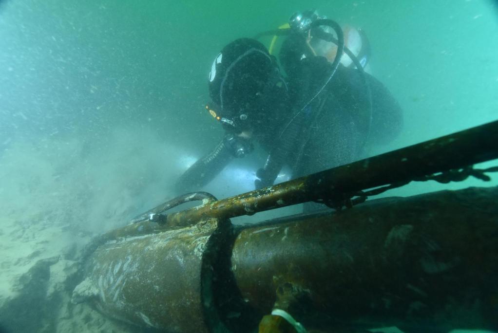 山東省の威海灣の來遠(yuǎn)艦遺跡で、砂の除去作業(yè)を行う水中考古學(xué)者（資料寫真、提供?新華社）。
