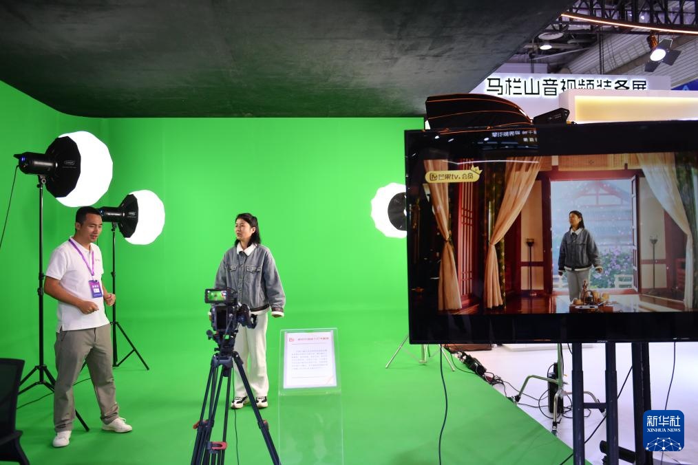 11月12日、2025中國ニューメディア技術(shù)展で仮想スタジオのオフライン打刻システムを體験する來場者。