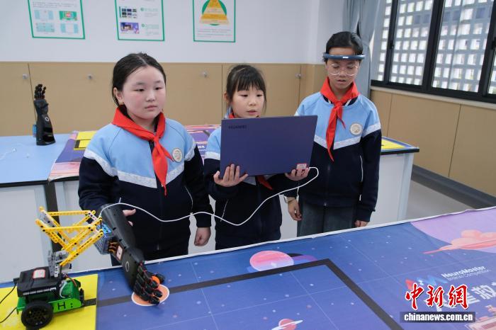 小學(xué)校でもAI技術(shù)を「使いこなす」　浙江省杭州