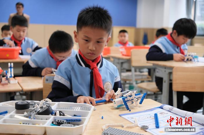 小學(xué)校でもAI技術(shù)を「使いこなす」　浙江省杭州