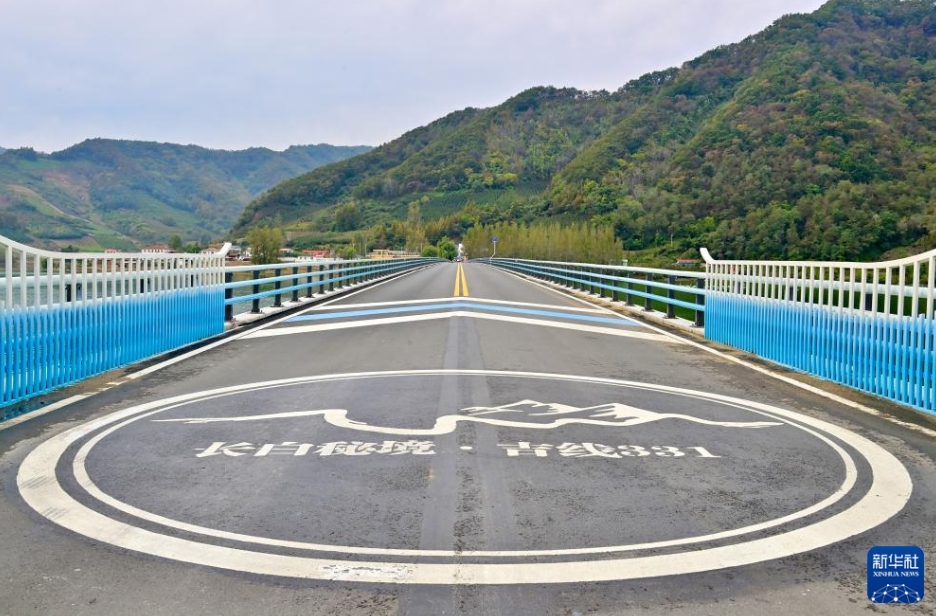 遼寧省丹東市と吉林省通化市の境界付近で撮影された、G331號線吉林區(qū)間の起點となる渾江口大橋（10月12日撮影?呉青昊）。