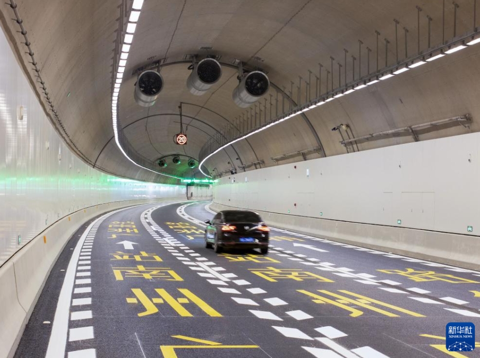 海珠灣トンネルを走行する車両（11月12日撮影?劉福昌）。