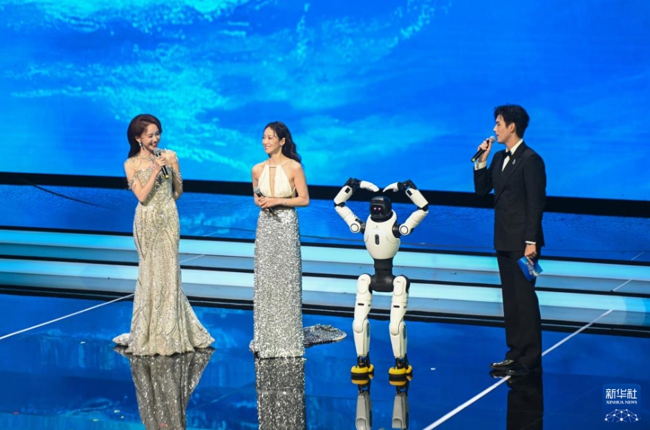 2025年中國金鶏百花映畫祭開幕式のステージに登場(chǎng)したロボット（11月11日撮影?周義）。