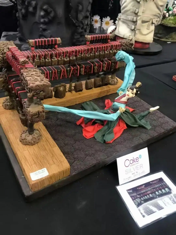 鄒明磊さんが「ケーキインターナショナル」で銀賞を獲得した作品「曾侯乙編鐘」（寫真提供?取材対象者）。