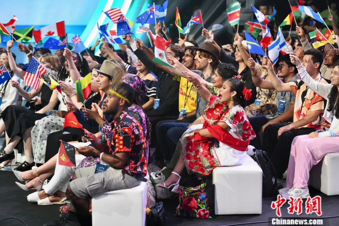 福建省福州市平潭県で開催された第24回「漢語橋」世界大學(xué)生中國語コンテスト世界決勝大會で出場者たちが最終決戦に臨む出場者にエールを送る様子（2025年8月24日撮影?王東明）。