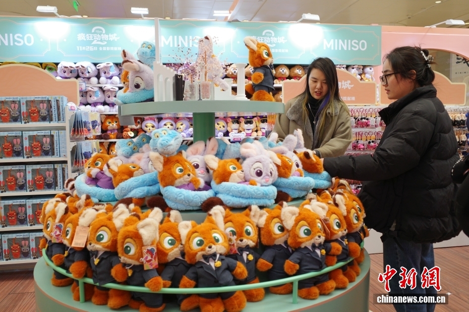 北京の國貿(mào)商城にある「ズートピア2」のポップアップストアで、買い物を楽しむ人（11月13日撮影?楊郁然）。