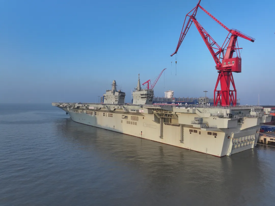 中國海軍の強襲揚陸艦「四川」が初の航行試験